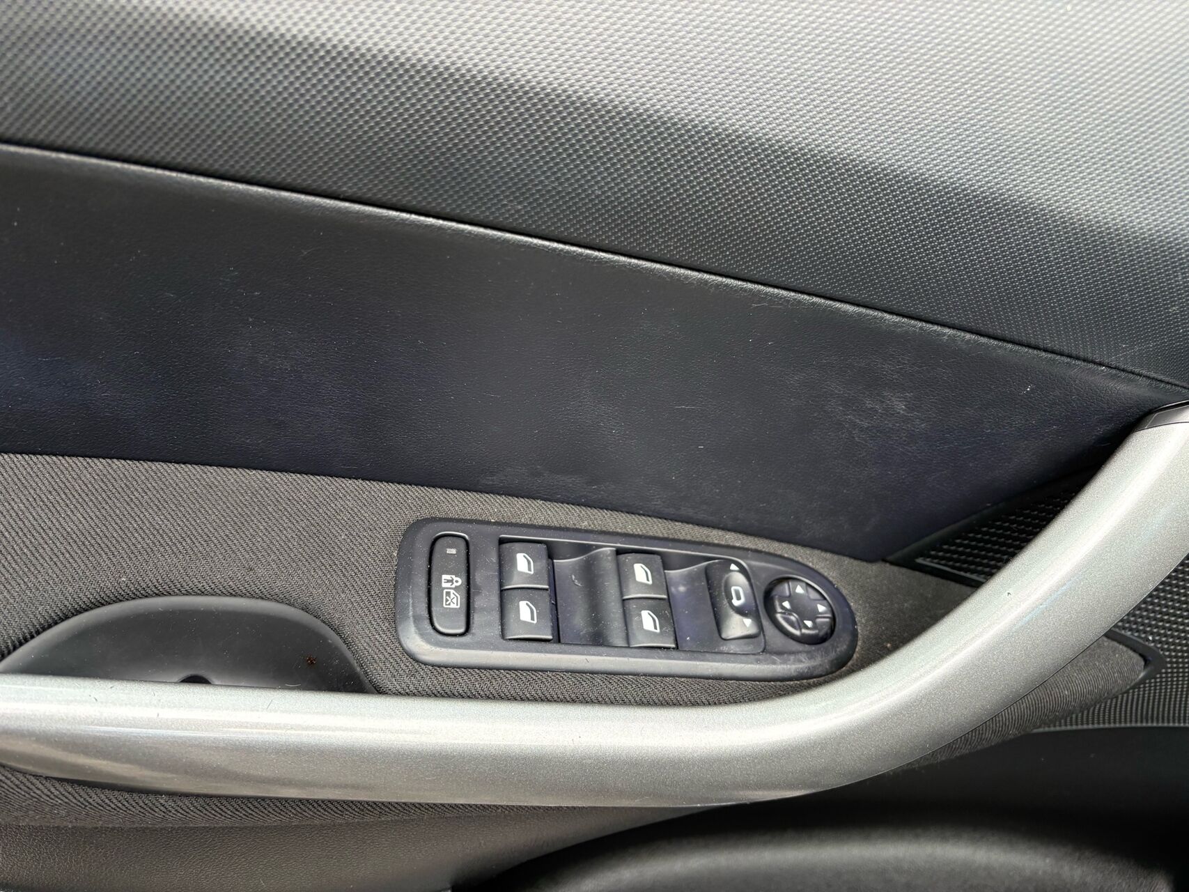
								Peugeot 308 1,6 e-HDi Access 92HK 5d full									