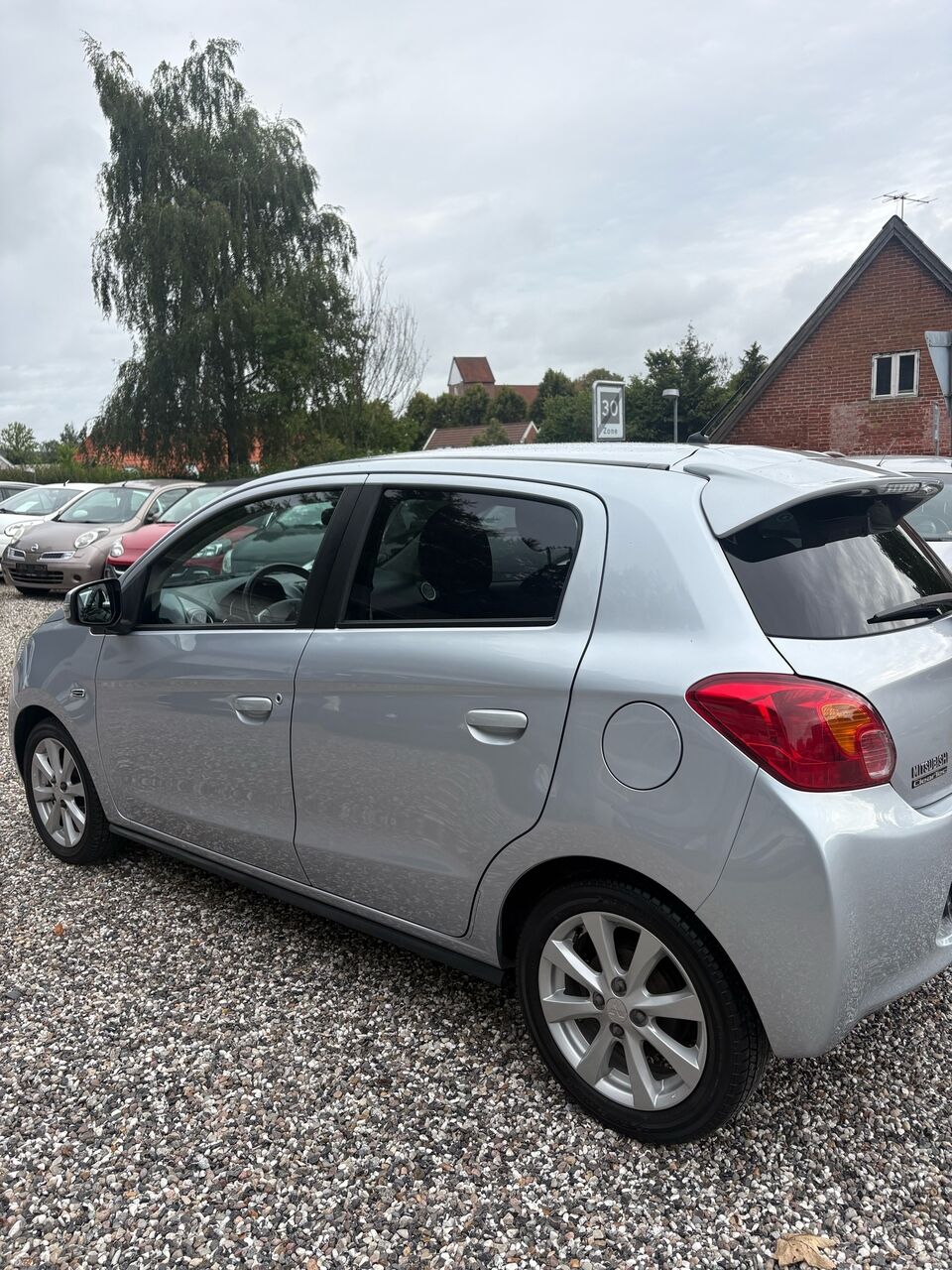 
								Mitsubishi Space Star full									